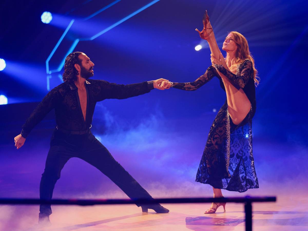 13.03.2026, Nordrhein-Westfalen, Köln: Esther Schweins, Schauspielerin, und Massimo Sinato, Profitänzer, tanzen in der RTL-Tanzshow „Let's Dance“ im Coloneum. Foto: Rolf Vennenbernd/dpa +++ dpa-Bildfunk +++
