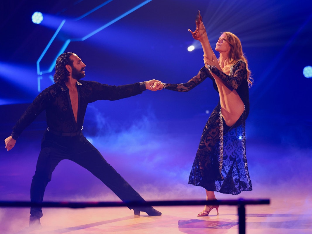 13.03.2026, Nordrhein-Westfalen, Köln: Esther Schweins, Schauspielerin, und Massimo Sinato, Profitänzer, tanzen in der RTL-Tanzshow „Let's Dance“ im Coloneum. Foto: Rolf Vennenbernd/dpa +++ dpa-Bildfunk +++