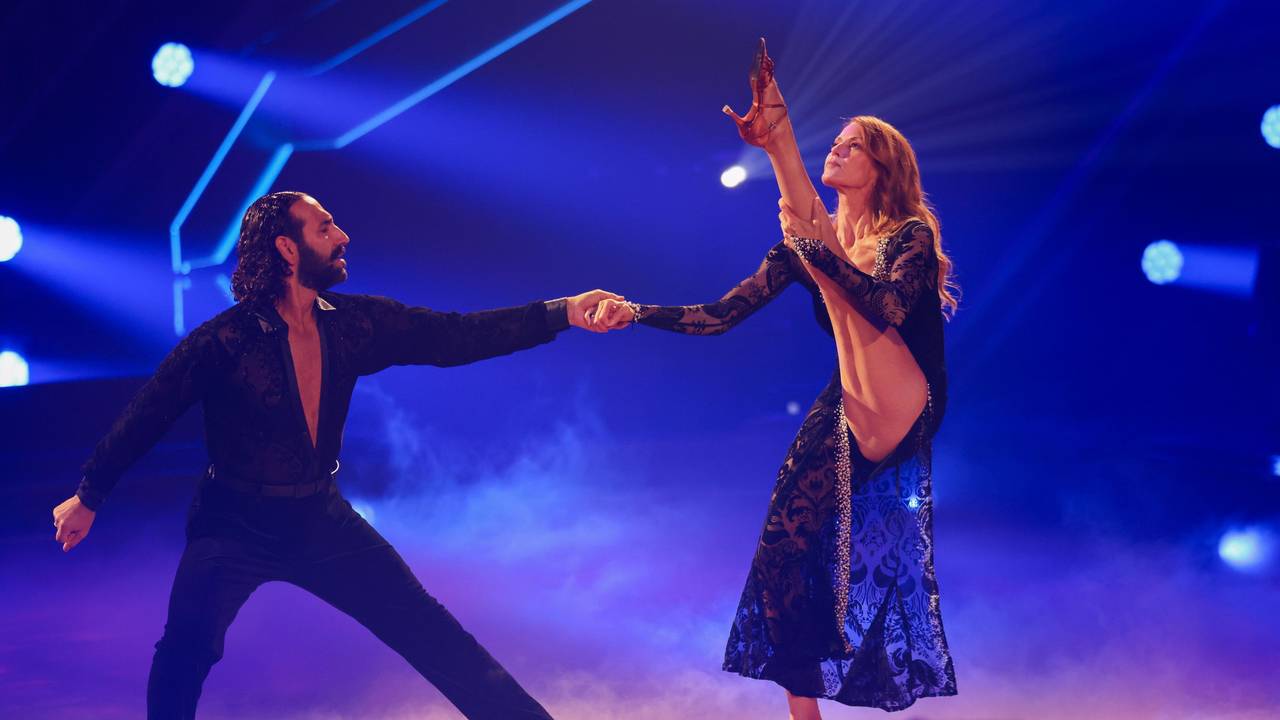 13.03.2026, Nordrhein-Westfalen, Köln: Esther Schweins, Schauspielerin, und Massimo Sinato, Profitänzer, tanzen in der RTL-Tanzshow „Let's Dance“ im Coloneum. Foto: Rolf Vennenbernd/dpa +++ dpa-Bildfunk +++