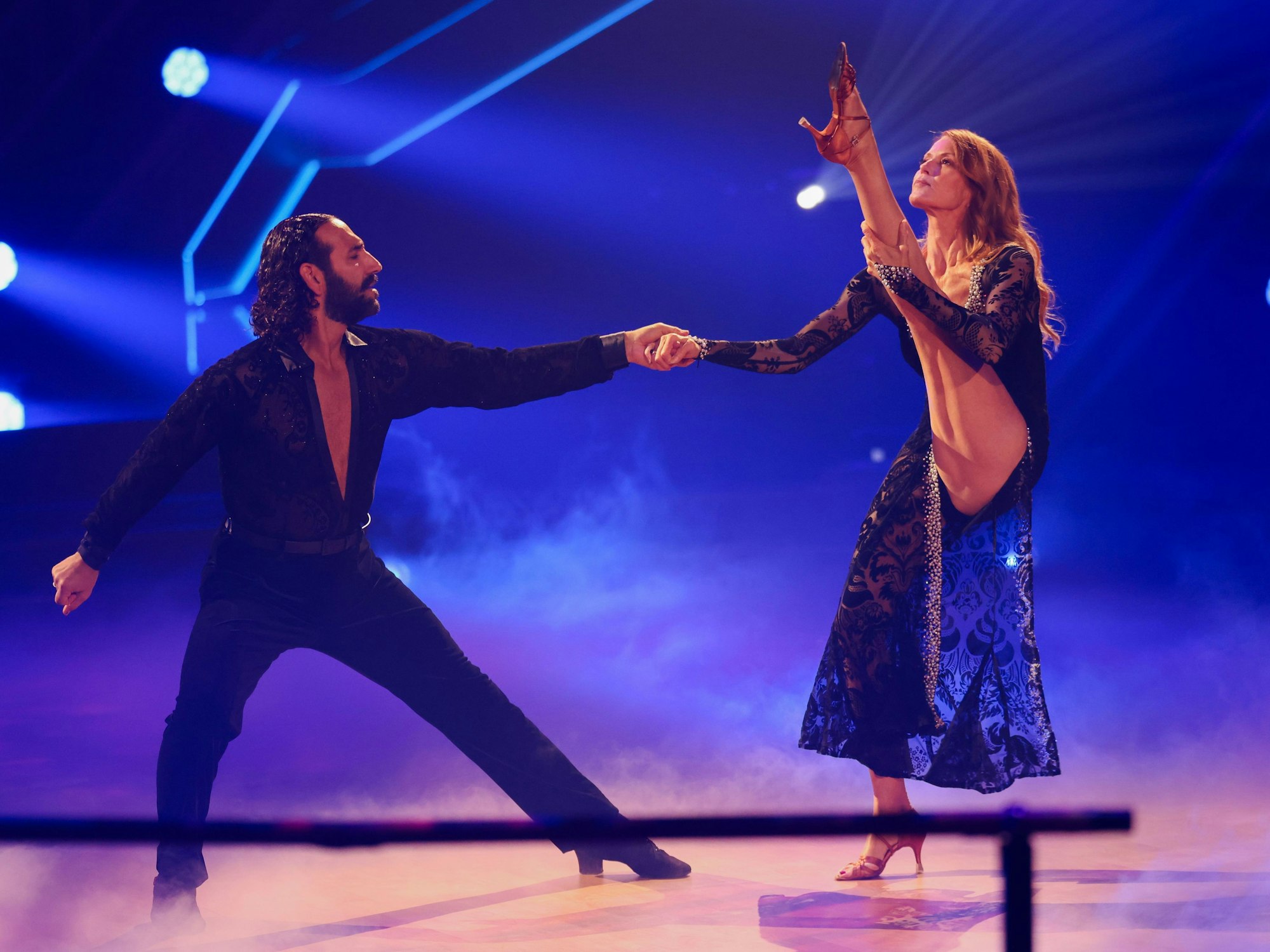13.03.2026, Nordrhein-Westfalen, Köln: Esther Schweins, Schauspielerin, und Massimo Sinato, Profitänzer, tanzen in der RTL-Tanzshow „Let's Dance“ im Coloneum. Foto: Rolf Vennenbernd/dpa +++ dpa-Bildfunk +++