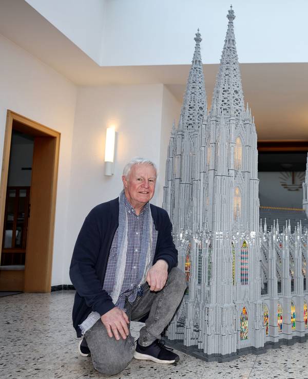 Volker Pardon steht an einem Kölner Dom aus Lego-Steinen.