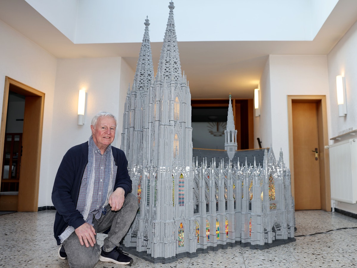 Volker Pardon steht an einem Kölner Dom aus Lego-Steinen.