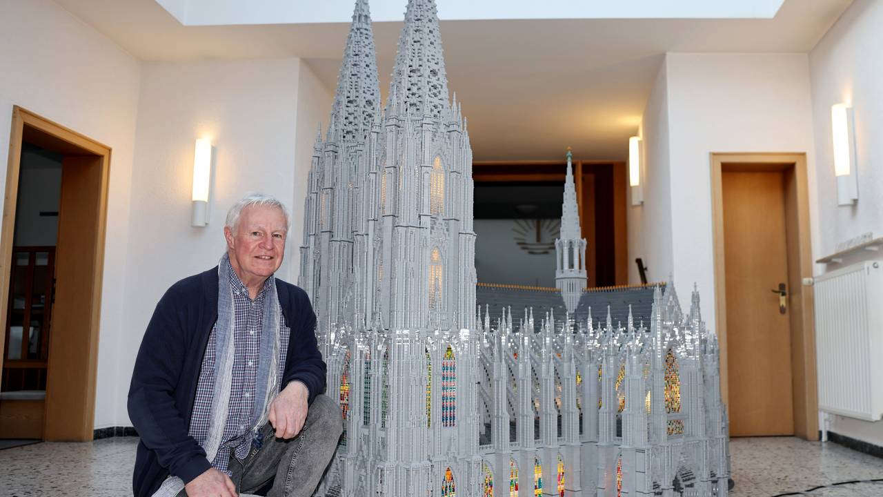 Volker Pardon steht an einem Kölner Dom aus Lego-Steinen.