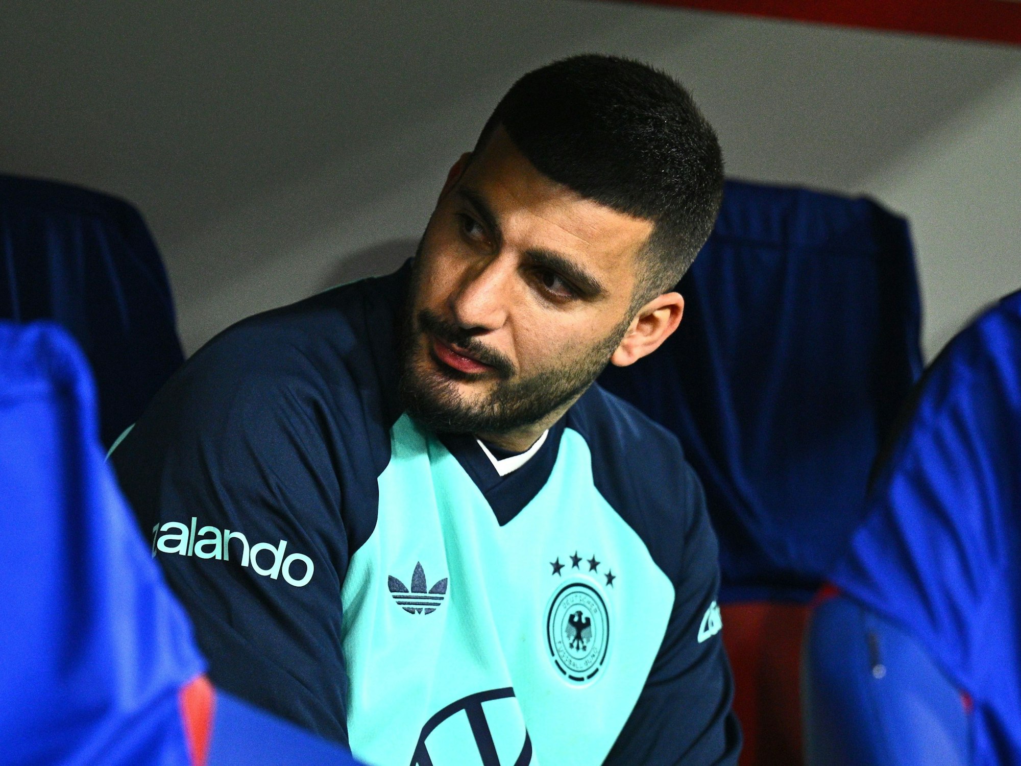 Deniz Undav sitzt auf der Bank.