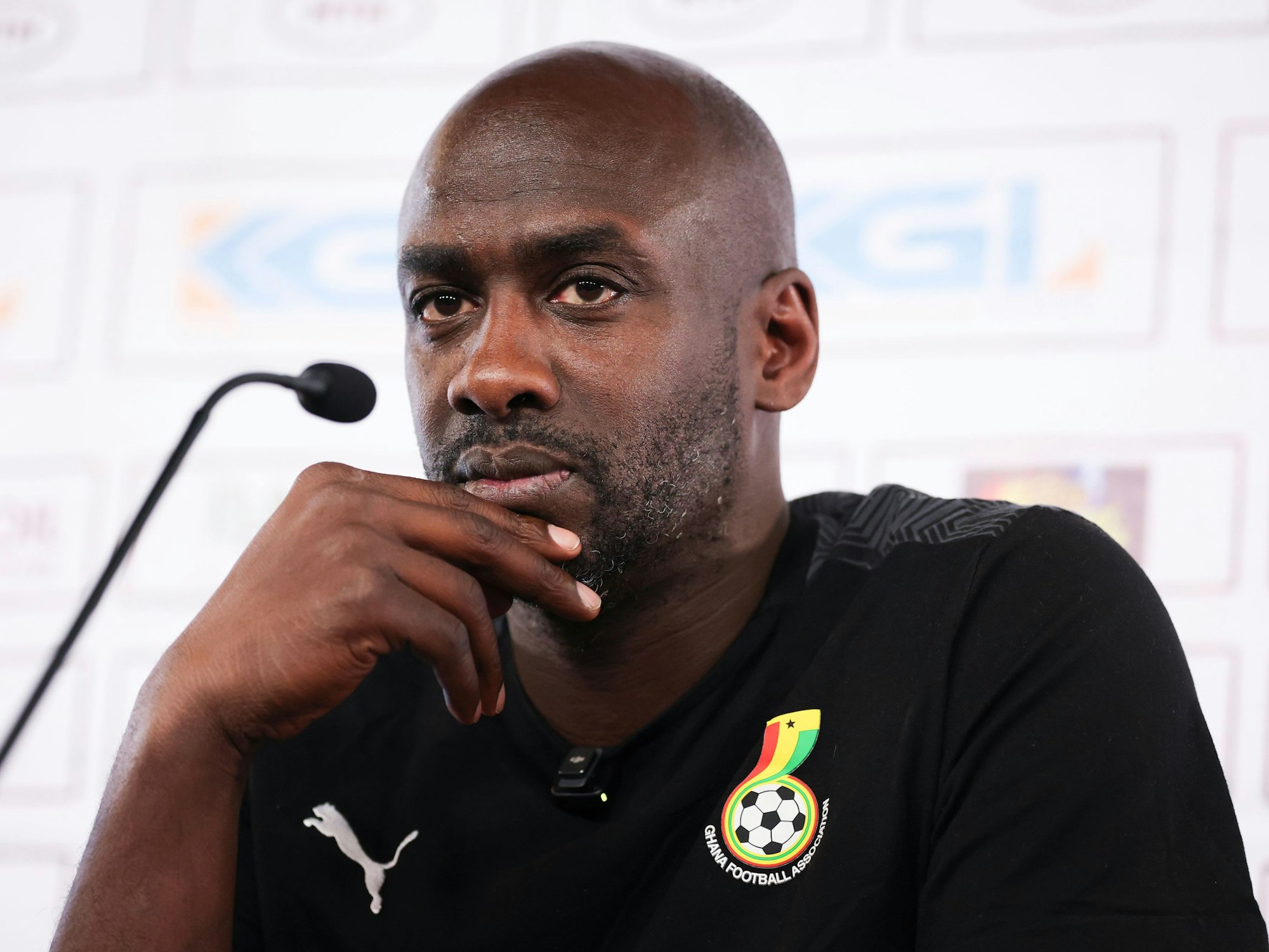 Otto Addo, Nationaltrainer Ghana, spricht auf der Pressekonferenz.