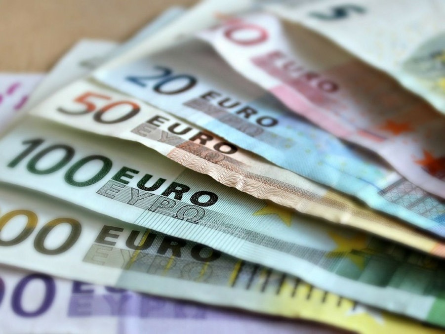 Symbolbild: Geldscheine liegen auf einem Tisch.