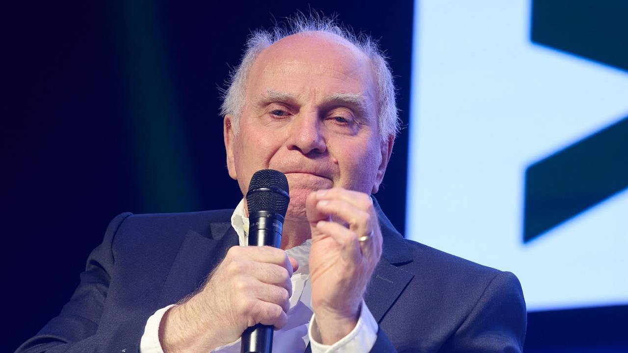 Uli Hoeneß spricht auf der Bühne.