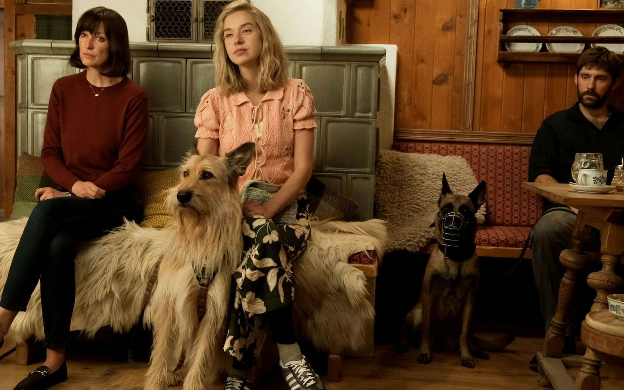 Menschen und ihre Vierbeiner auf einer Therapie-Hütte im Zillertal: Wie man sich denken kann - in der Netflix-Komödie „Eat Pray Bark - Therapie auf vier Pfoten“ brauchen nicht nur die Hunde, sondern auch ihre Besitzer eine Therapie. (Bild: © Sasha Ostrov / Netflix)