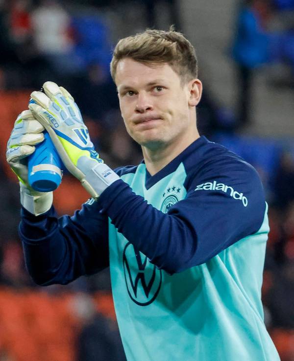 Alexander Nübel klatscht den Fans zu.