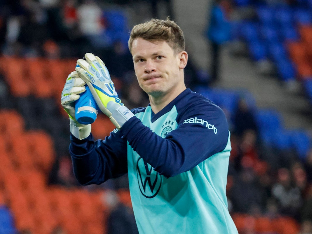 Alexander Nübel klatscht den Fans zu.