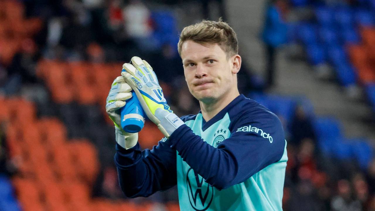 Alexander Nübel klatscht den Fans zu.