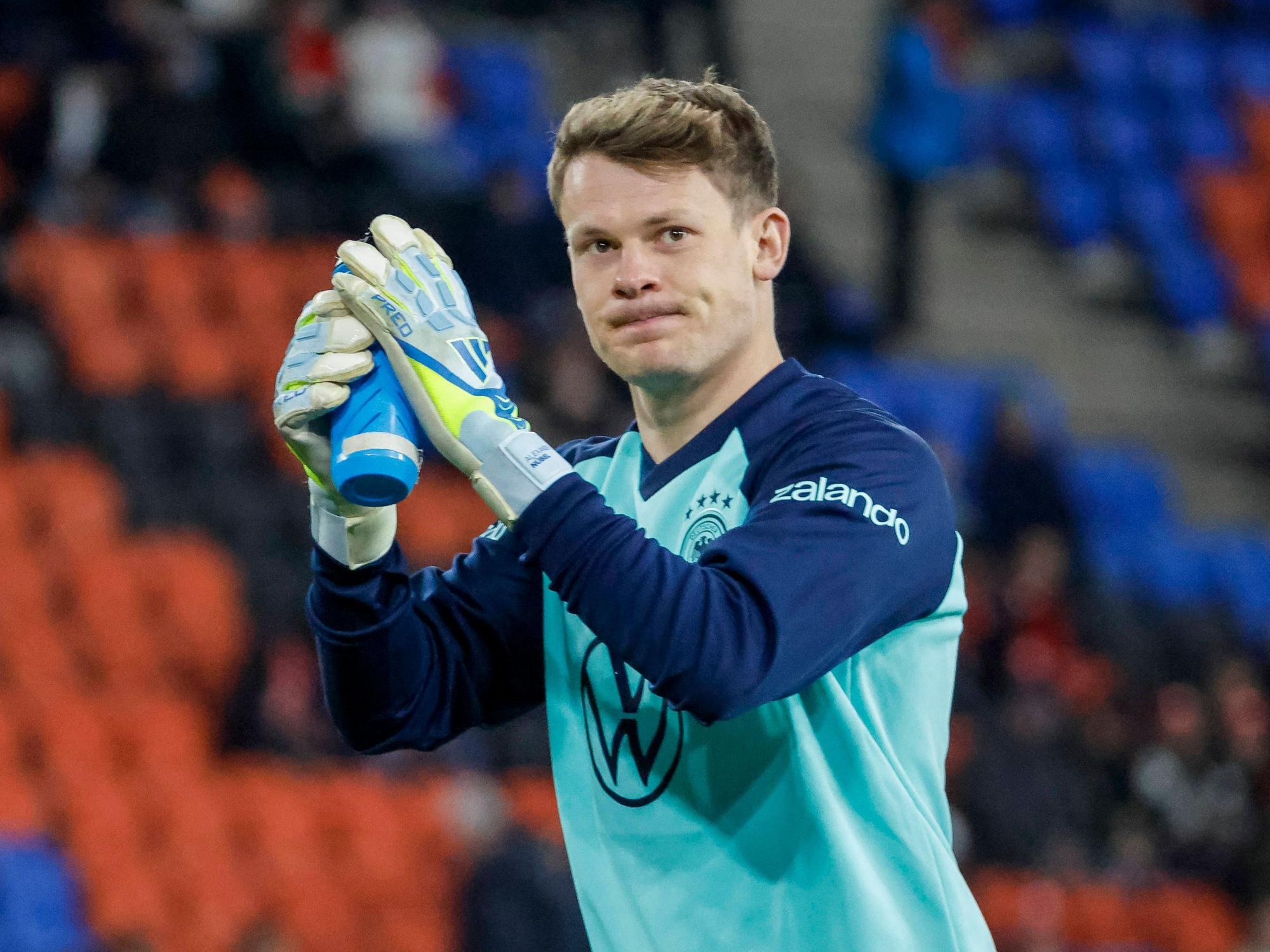 Alexander Nübel klatscht den Fans zu.