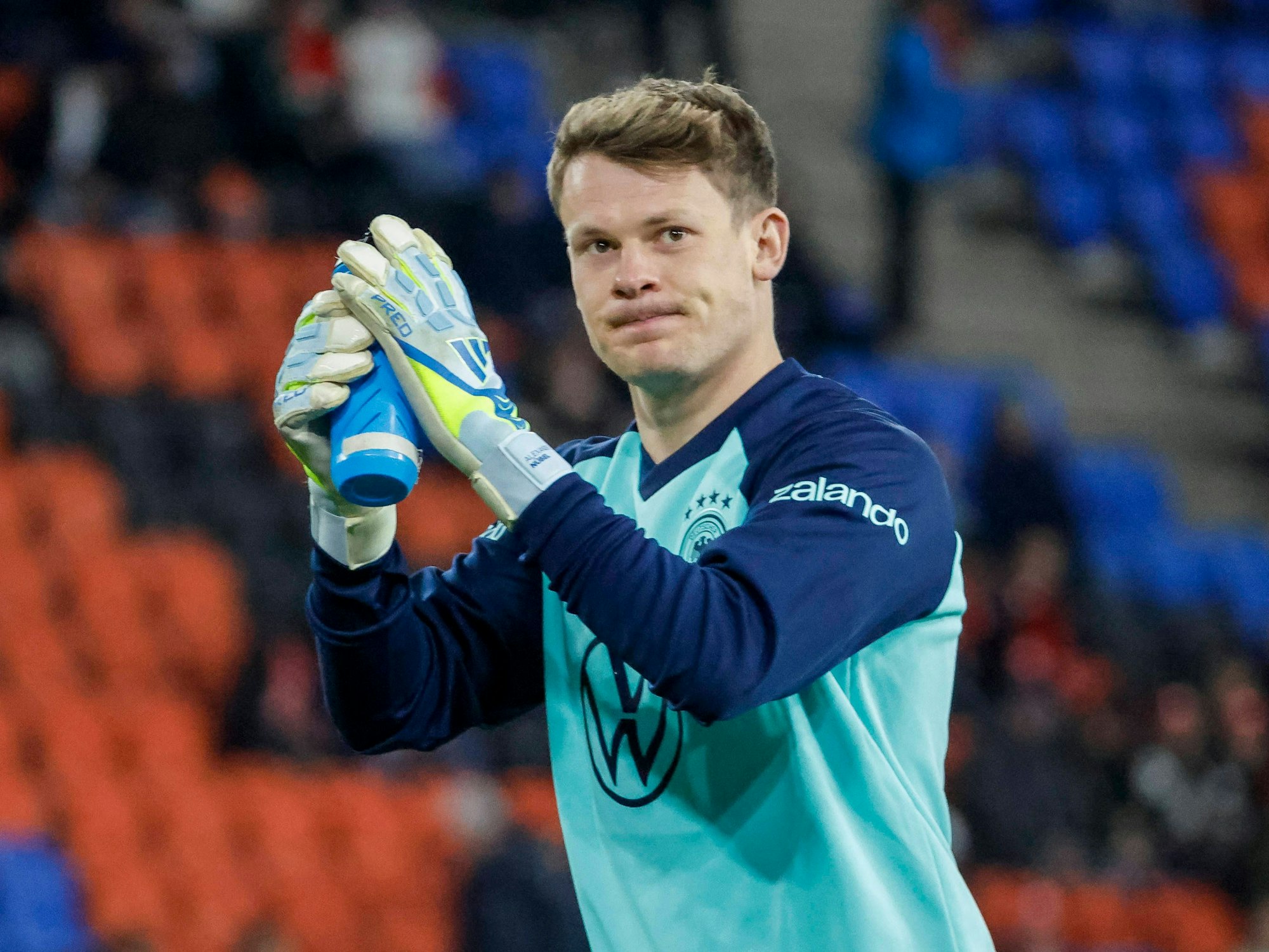 Alexander Nübel klatscht den Fans zu.