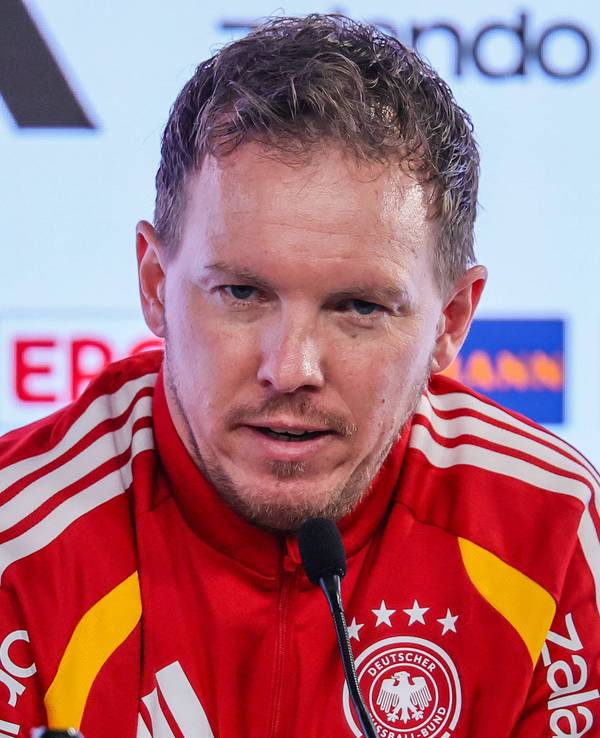 Julian Nagelsmann spricht zu den Journalisten.