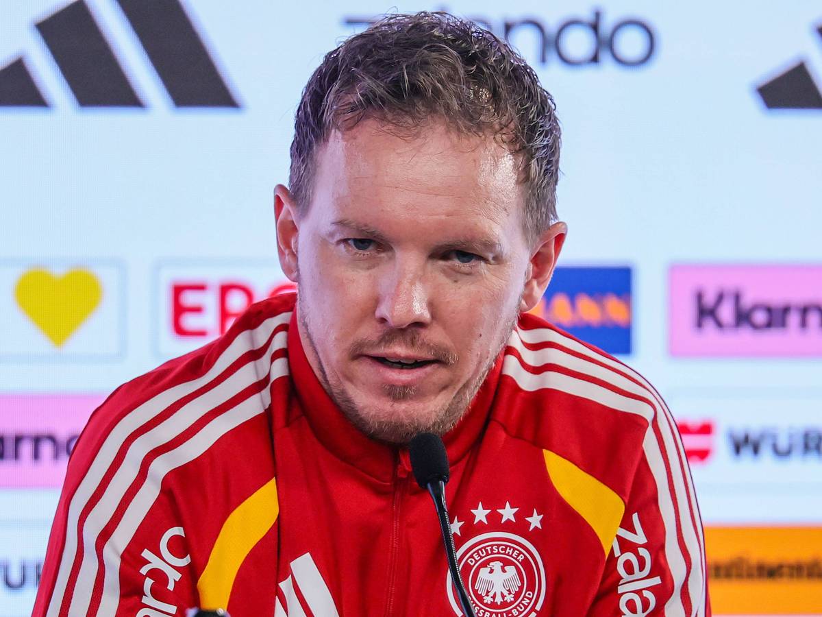 Julian Nagelsmann spricht zu den Journalisten.