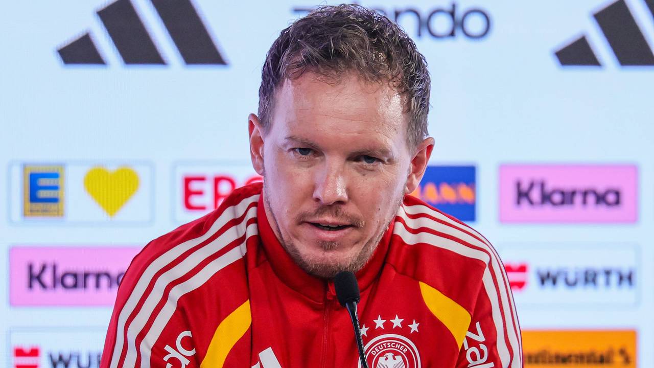 Julian Nagelsmann spricht zu den Journalisten.