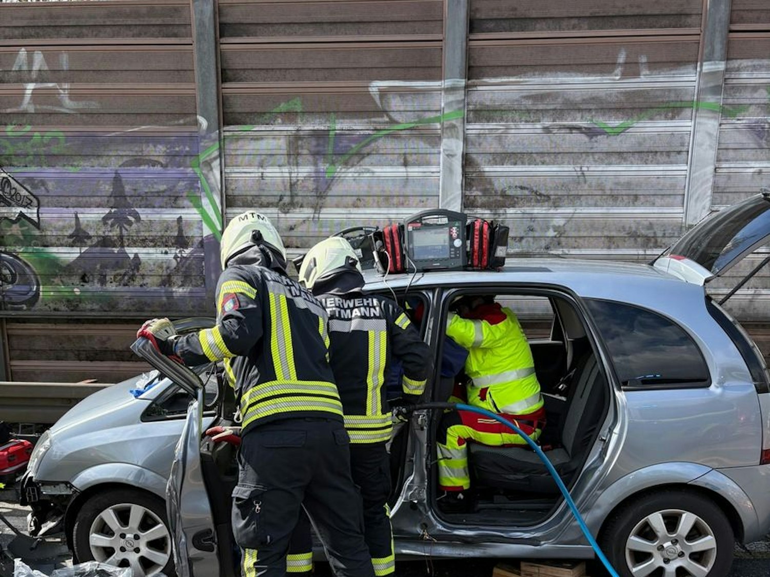 Der stark beschädigte Opel nach dem Unfall auf der A3.