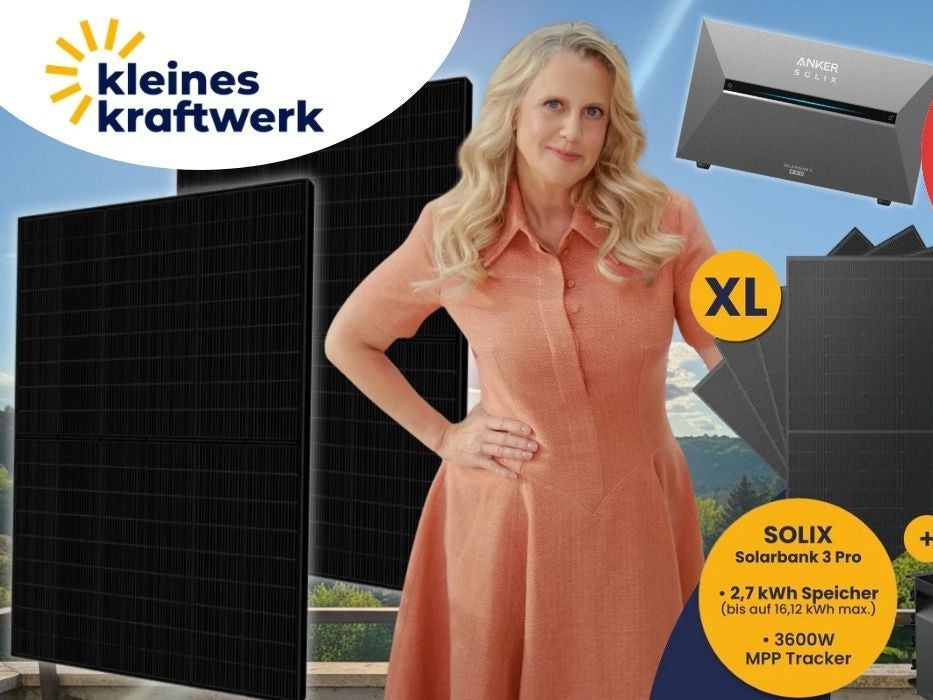Kleines Kraftwerk Balkonkraftwerk mit Anker Solix Solarbank 3 Pro und Solar-Modulen vor blauem Himmel auf einem Balkon. Im Vordergrund Barbara Schöneberger, das neue Werbegesicht der Marke.