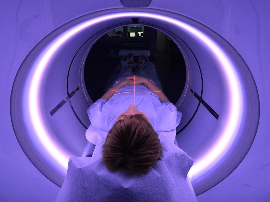 Eine Frau liegt in einem CT-Gerät im Universitätsklinikum Jena