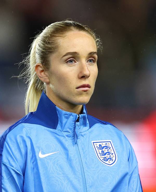 Missy Bo Kearns mit Trainingsjacke des englischen Nationalteams.