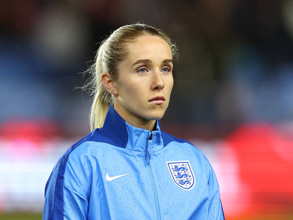 Missy Bo Kearns mit Trainingsjacke des englischen Nationalteams.