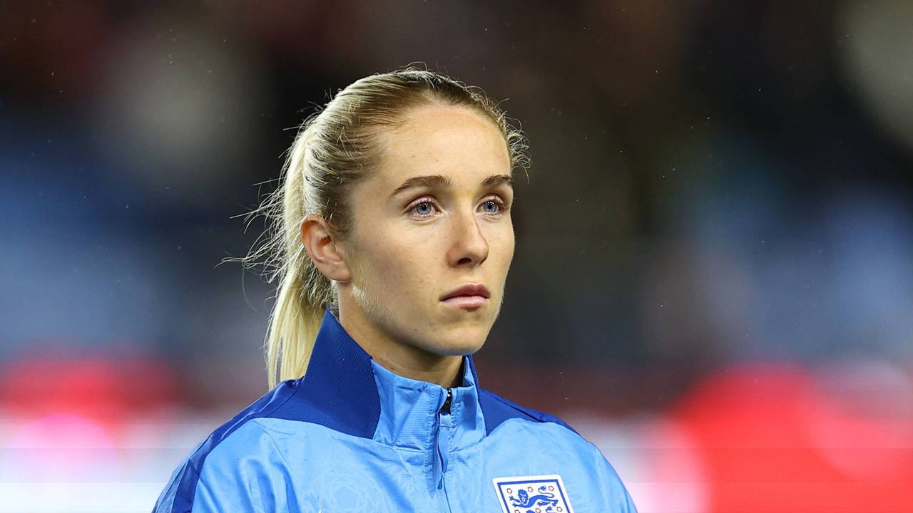 Missy Bo Kearns mit Trainingsjacke des englischen Nationalteams.