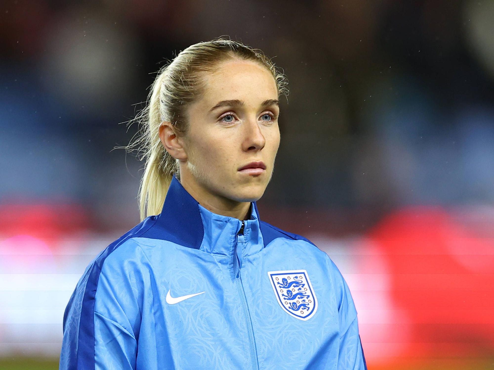 Missy Bo Kearns mit Trainingsjacke des englischen Nationalteams.