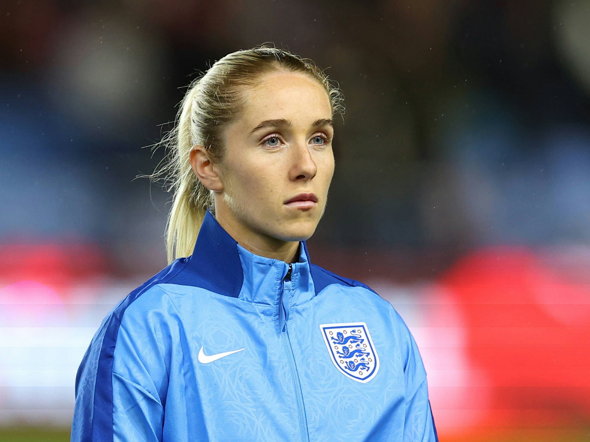 Missy Bo Kearns mit Trainingsjacke des englischen Nationalteams.