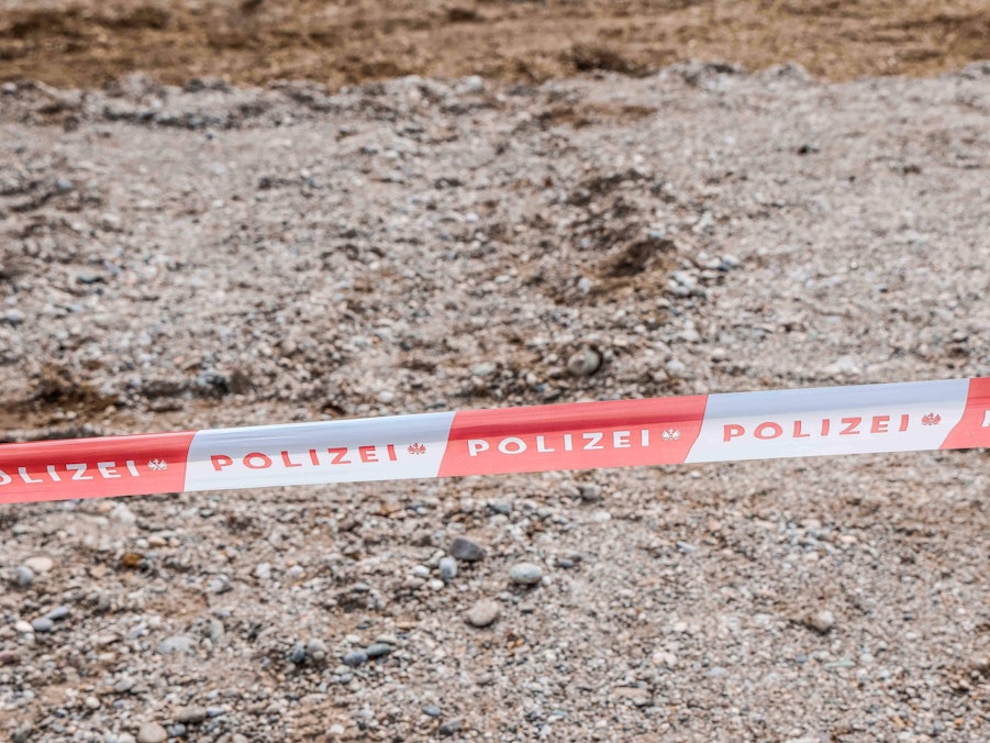 Polizei Absperrband auf steinigem Boden