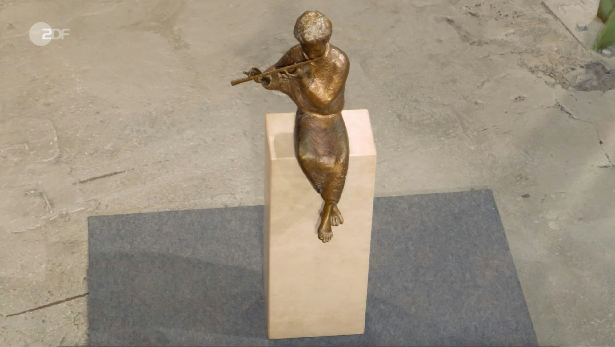 Der beinahe andächtig wirkende Flötenspieler stammte von Fred Gerz, einem Bildhauer der Nachkriegszeit. (Bild: ZDF)