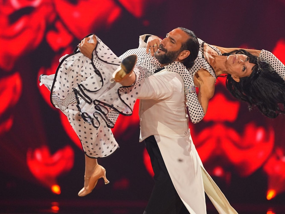 Hebefiguren trotz gebrochener Rippen: Esther Schweins musste die Zähne zusammenbeissen: „Das hier findet einmal im Leben statt. Das wird sich nicht nochmal wiederholen. Und es geht vieles, wenn man es will.“ (Bild: RTL / Stefan Gregorowius)