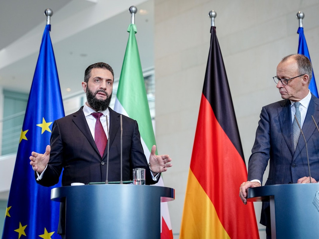 Syriens Übergangspräsident Ahmed al-Scharaa und Bundeskanzler Friedrich Merz (CDU) geben im Bundeskanzleramt eine Pressekonferenz.