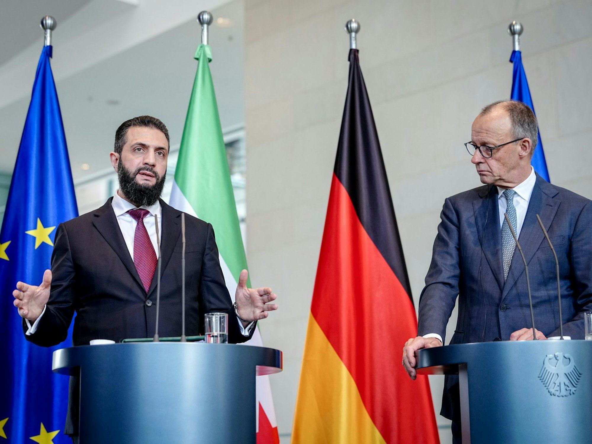 Syriens Übergangspräsident Ahmed al-Scharaa und Bundeskanzler Friedrich Merz (CDU) geben im Bundeskanzleramt eine Pressekonferenz.