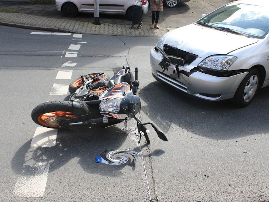 Zusammenstoß zwischen Motorrad und Pkw in Bergisch Gladbach.