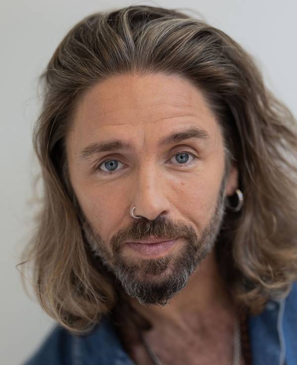 Sänger Gil Ofarim gewann die Krone im Dschungelcamp 2026.