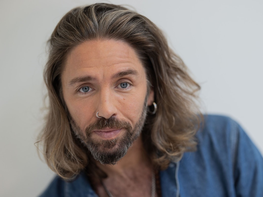 Sänger Gil Ofarim gewann die Krone im Dschungelcamp 2026.