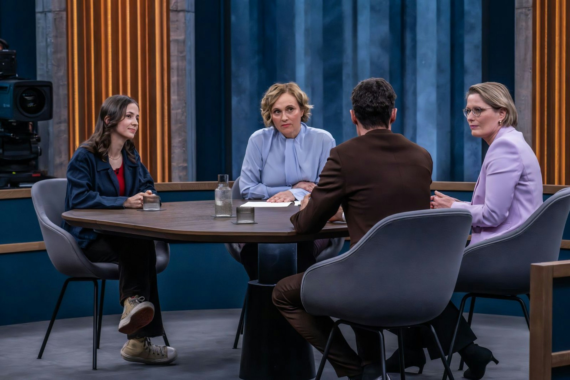 Caren Miosga besprach ihr Thema auch mit Aktivistin Theresia Crone (links), Journalist Ronen Steinke und Bundestjustizministerin Stefanie Hubig. (Bild: NDR / Claudius Pflug)