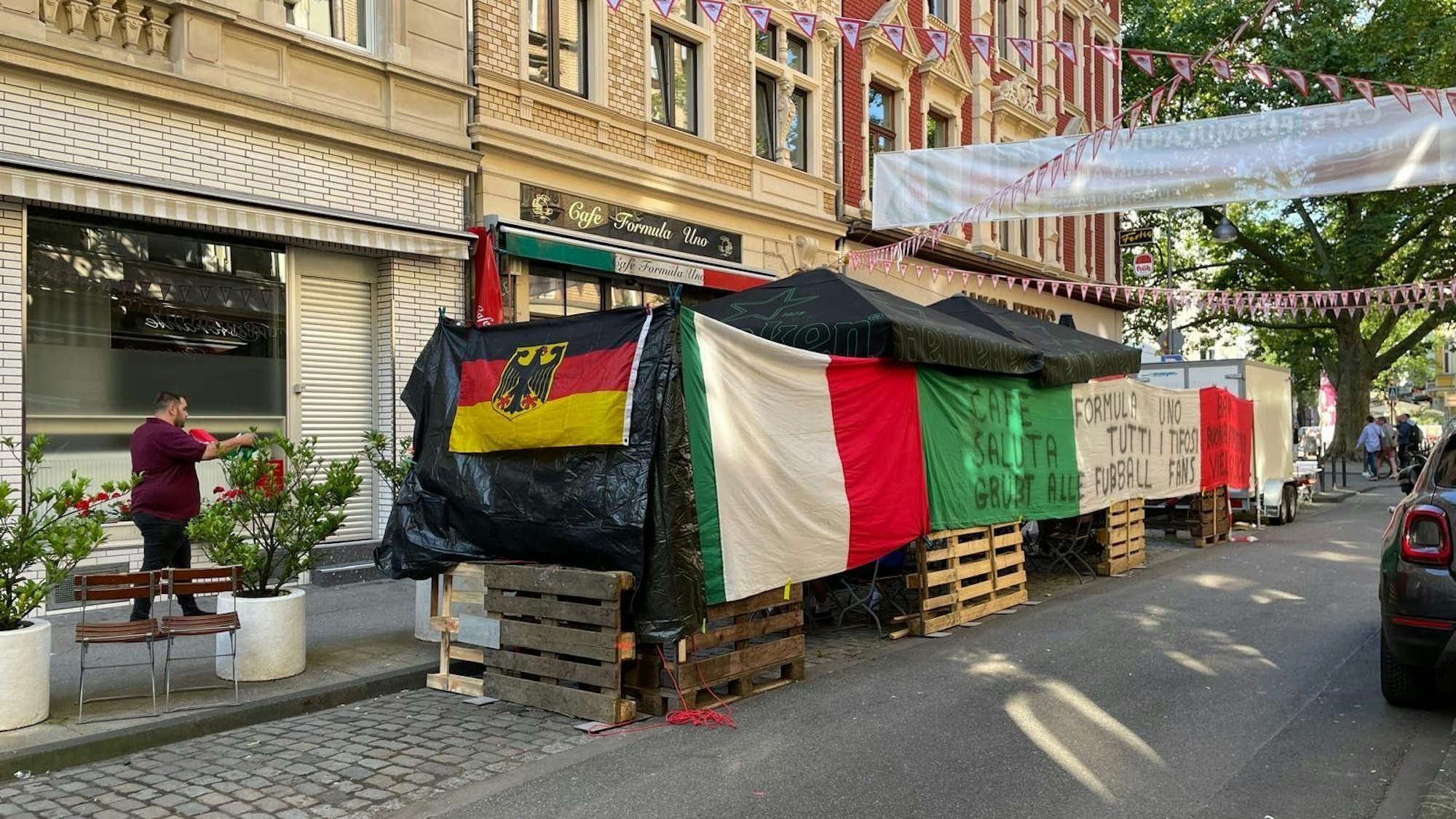 Die verhangene Terrasse der Gaststätte Formula Uno am Zugweg.