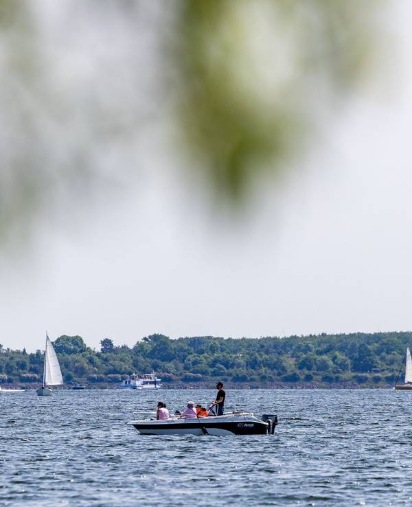 Boote fahren auf dem Senftenberger See