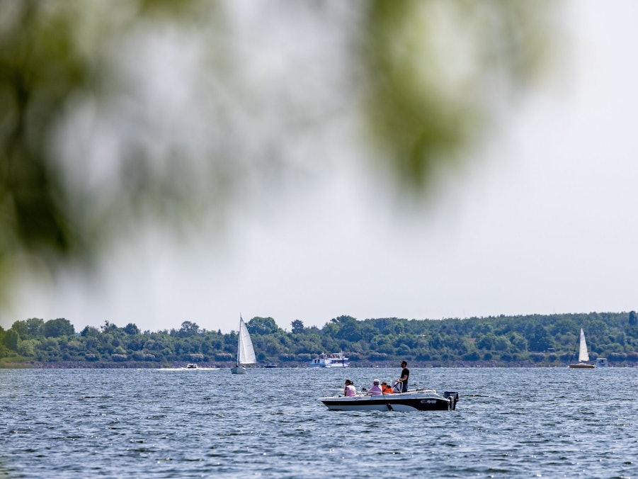 Boote fahren auf dem Senftenberger See