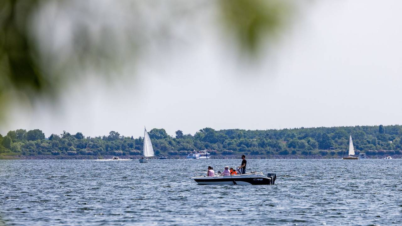 Boote fahren auf dem Senftenberger See