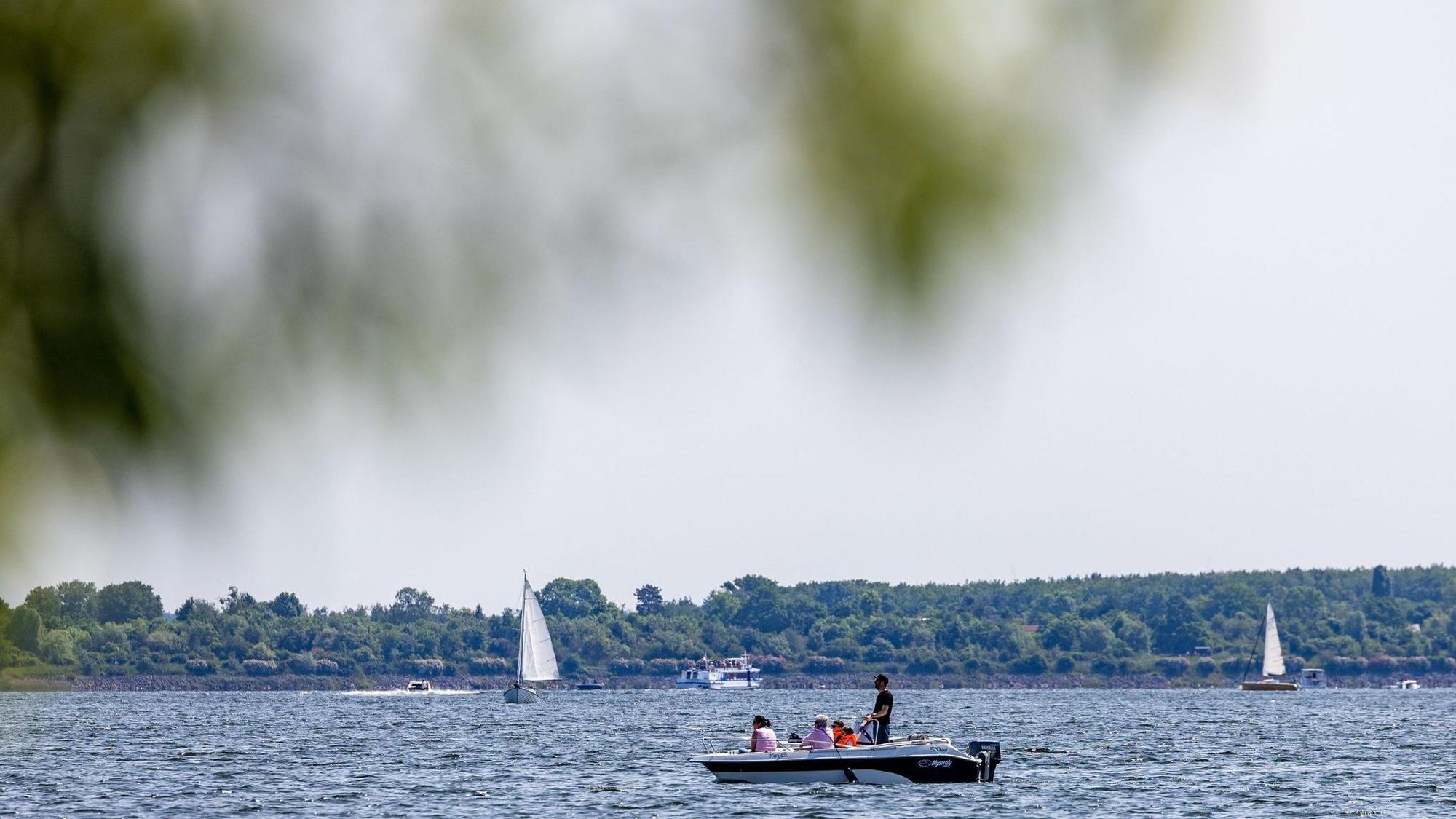 Boote fahren auf dem Senftenberger See