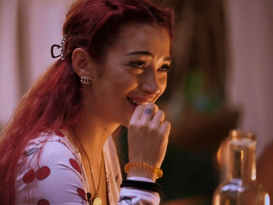 Ariel sieht sich im Dschungel von „Reality Queens“ als Einzelkämpferin. (Bild: RTL)