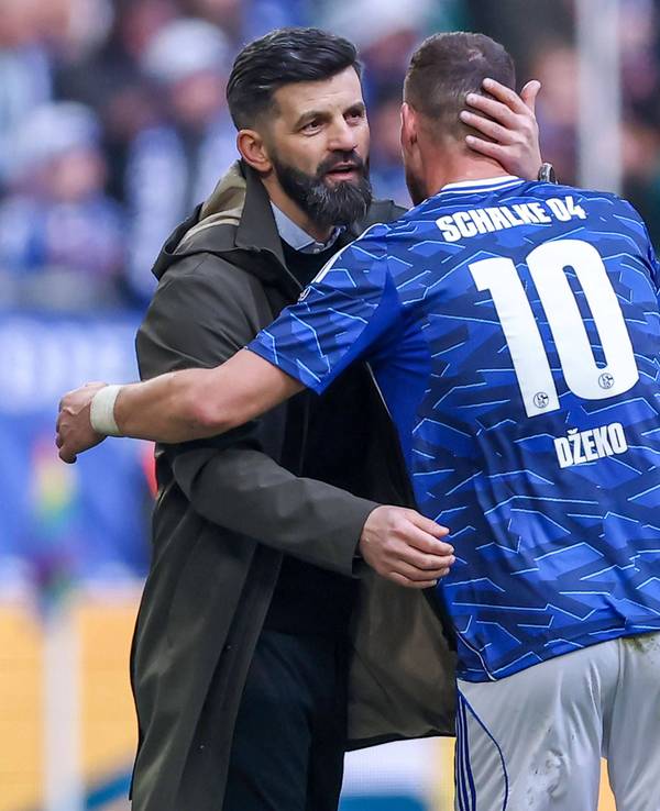 Umarmung von Miron Muslic und Edin Dzeko.