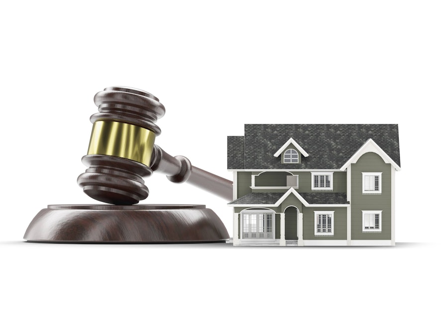 Gerichtshammer und Miniaturhaus