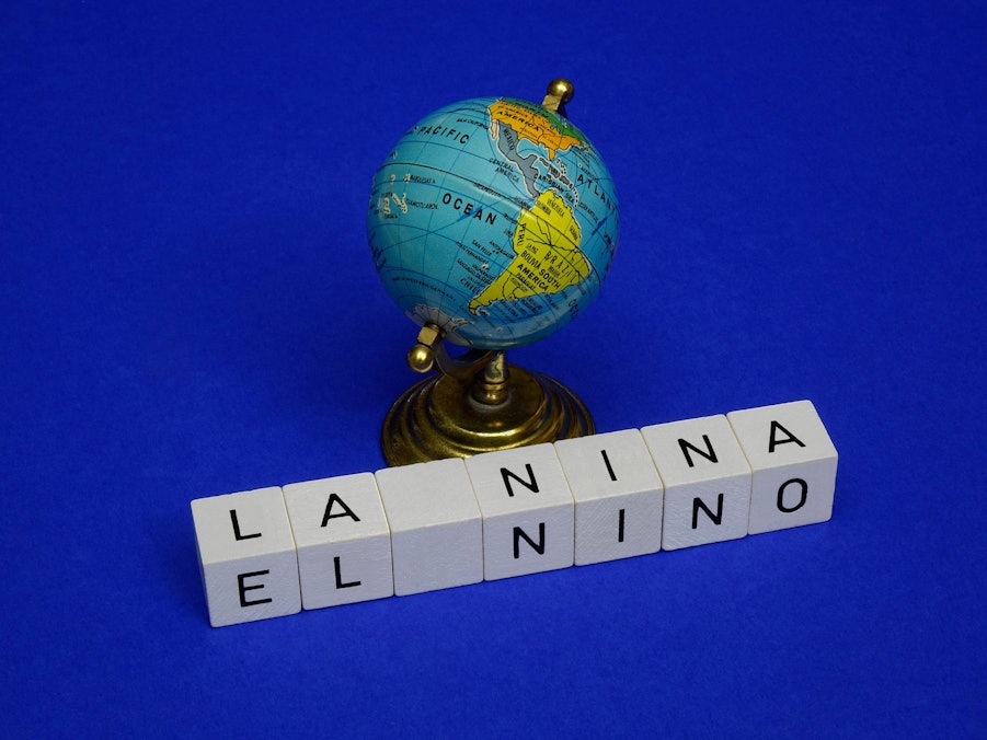 Globus und Buchstabenwürfel mit Schriftzügen La Nina und El Nino