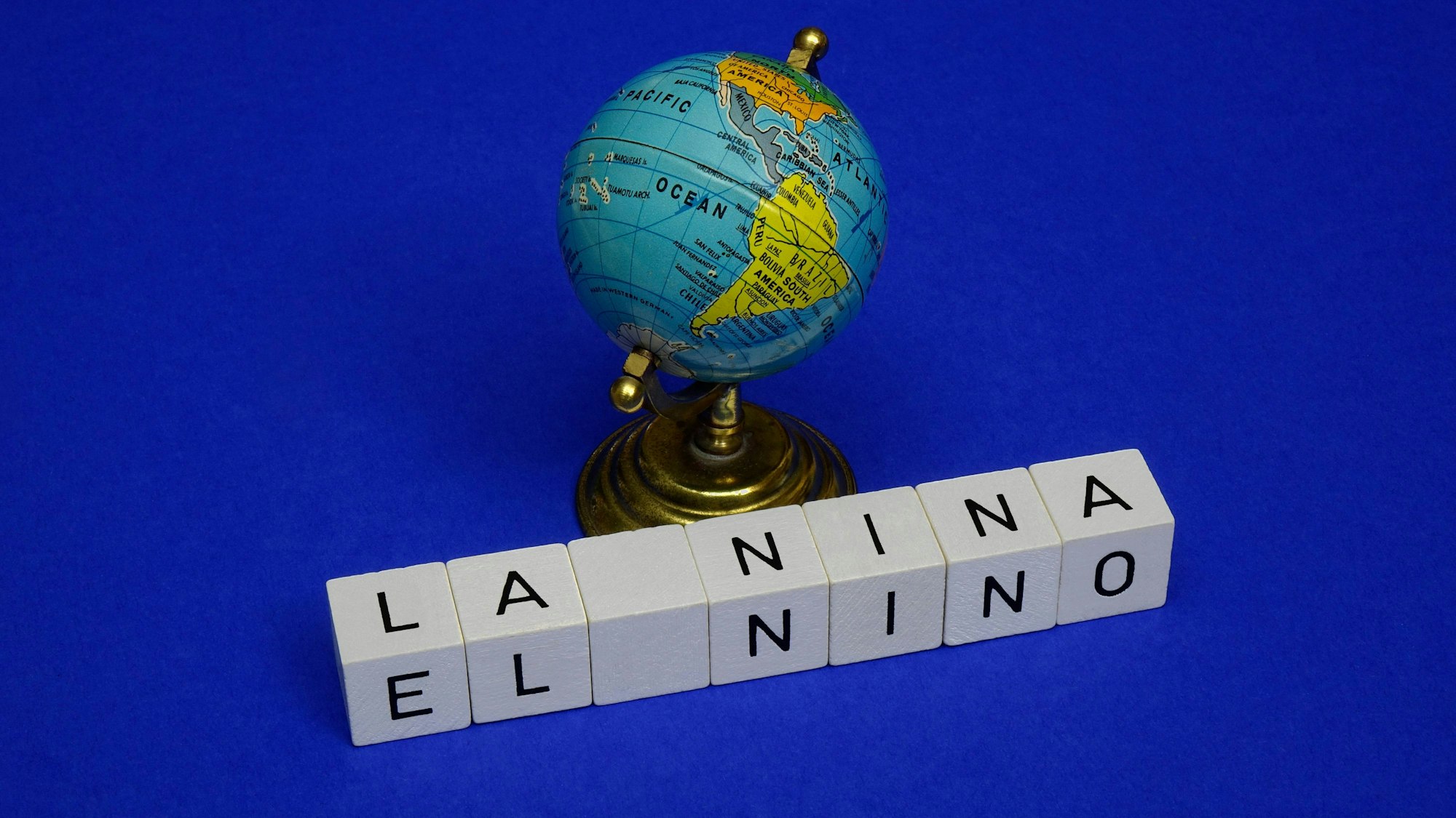 Globus und Buchstabenwürfel mit Schriftzügen La Nina und El Nino