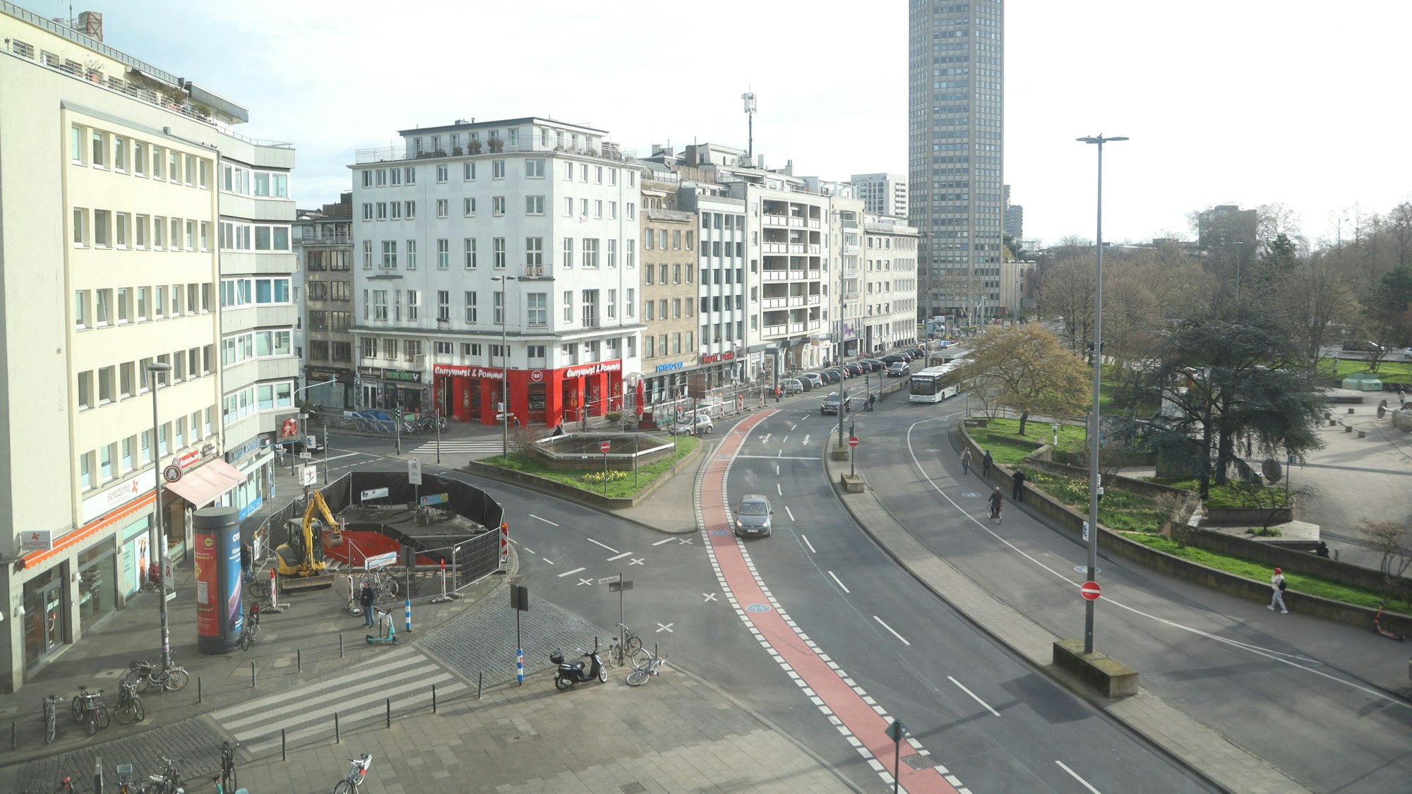 Die Polizei ermittelt nach einem Raub auf dem Ebertplatz. (Symbolfoto)