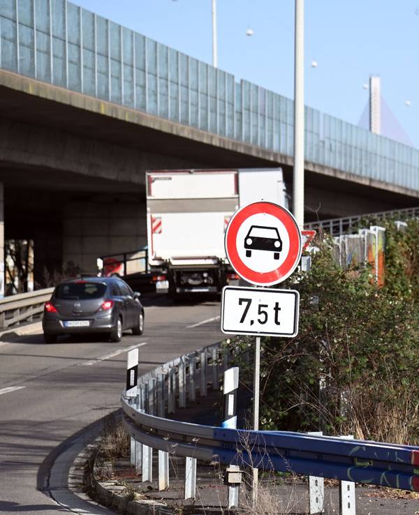 An einer Zufahrt auf eine Brücke steht ein Verbotsschild für Lkw über 7,5 Tonnen.