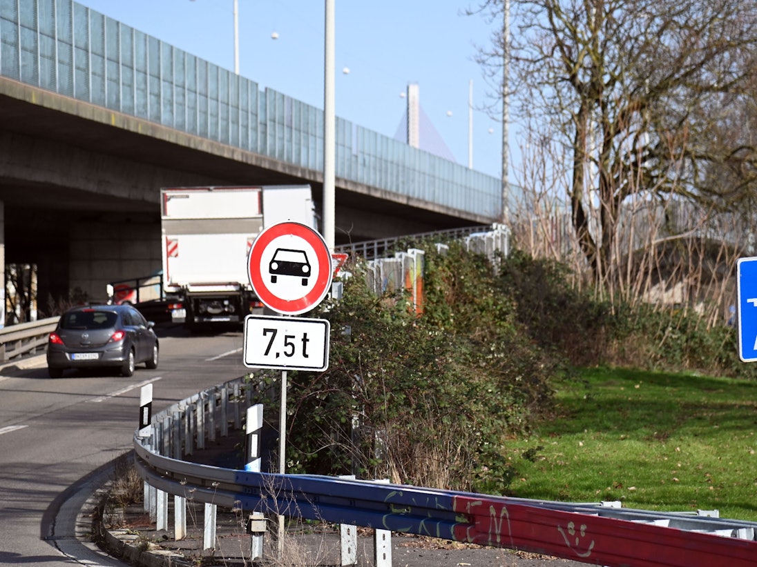 An einer Zufahrt auf eine Brücke steht ein Verbotsschild für Lkw über 7,5 Tonnen.